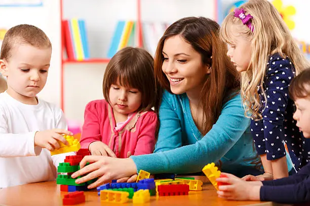 Femme qui joue avec des enfants